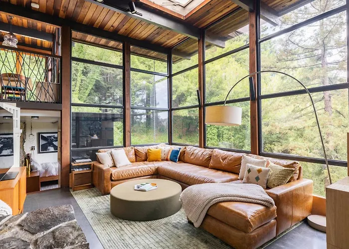 Two Creeks Treehouse