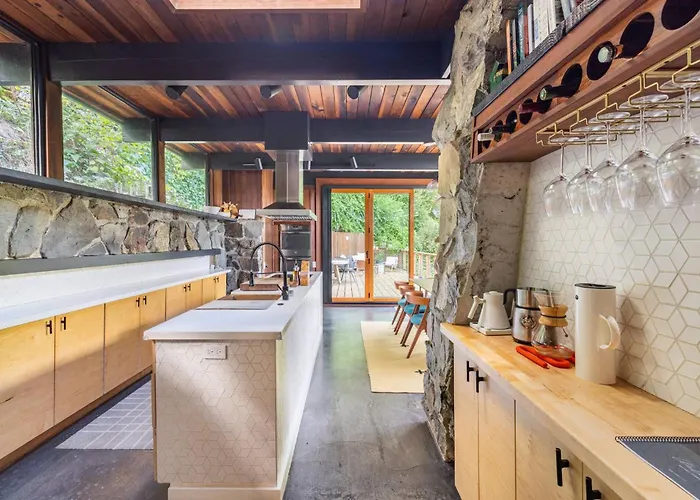 Two Creeks Treehouse