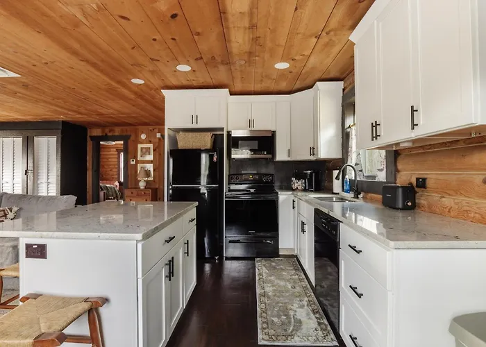 Peaceful Lake Lure Cabin- Cozy 2Br 3 Miles To Lake