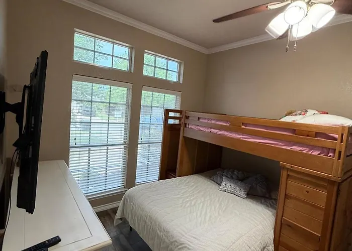 2 King Beds And Best Location In Burleson!