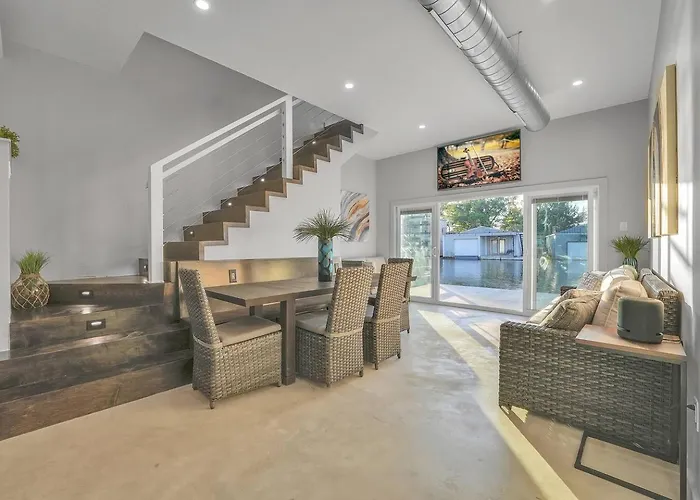 Luxurious Lakehouse Living