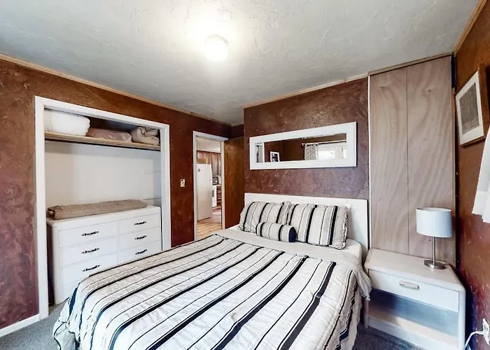Dog-Friendly Mid-Century Home Withhot Tub Close To Beach