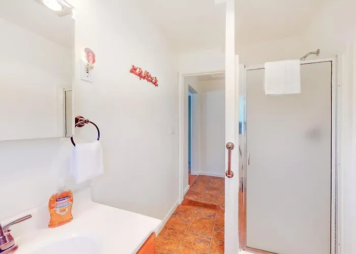 Dog-Friendly Home With Two Full Kitchens & A Gas Grill - Walk To The Ocean