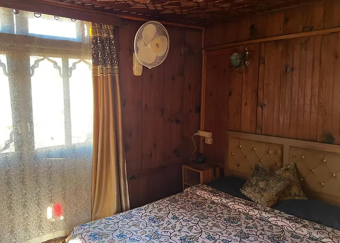 Freedom Houseboat