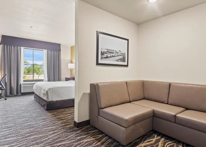 Cobblestone Hotel & Suites - Bay Minette