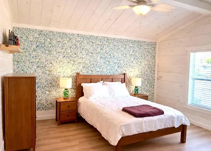 Taylor Creek Isles Cottage | Lake Access + Sundeck