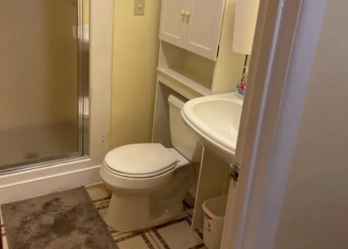 Flower Avenue Hosting - Private Room - Twin Bed & Shower - On The Ground Floor - 66 Per Night