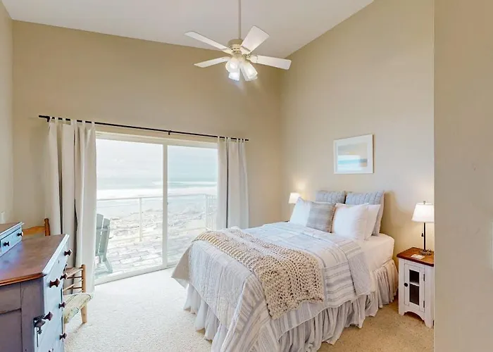 Modern Oceanfront Home With Private Hot Tub Patio & Gas Fireplace
