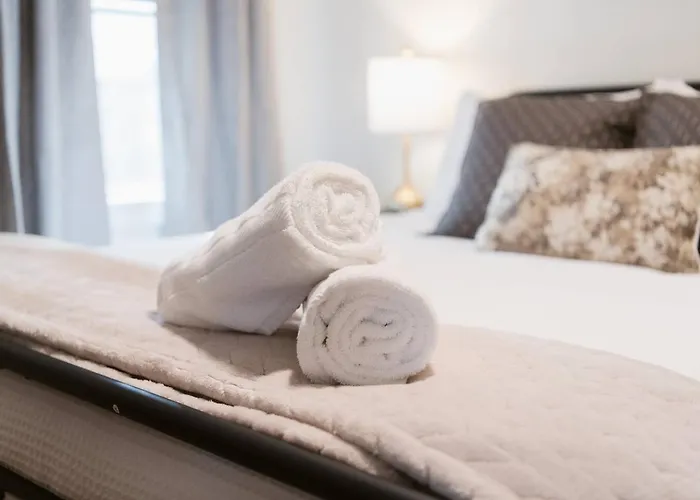 Luxe Pool Spa Retreat Walk To Old Town Tomball