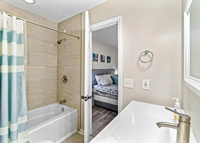 Dog-Friendly Townhome With Private Deck Charming Interior Washer&Dryer & Ac