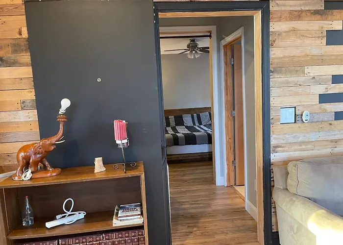 Flower Avenue Hosting - Private Suite With De Luxe King Size Bed - 77 Per Night 1St Guest - 59 2Nd Guest - 52 Each Third & 4Th Guests