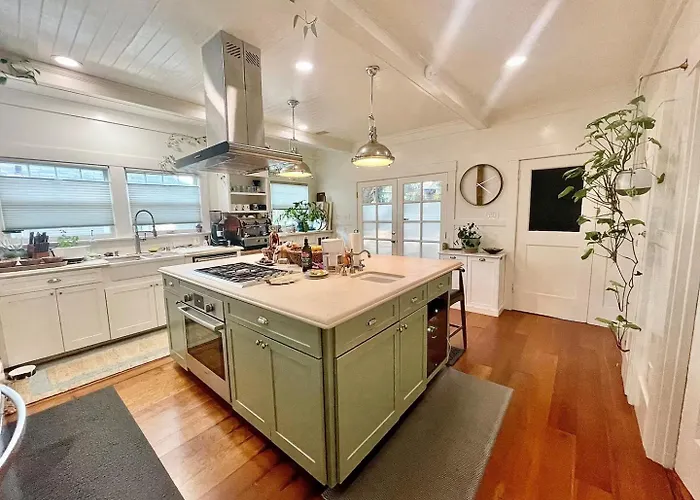 Garden Suite- Private Deck, Hot Tub & Fast Wifi