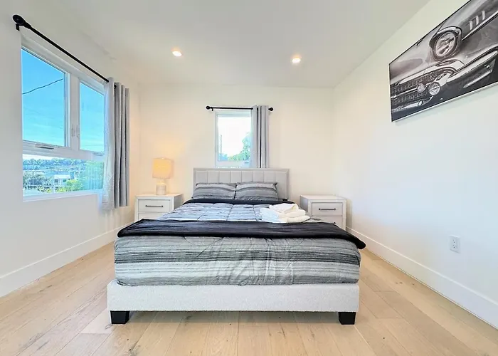 Modern Home In Hip Highland Park - Walk To Shops