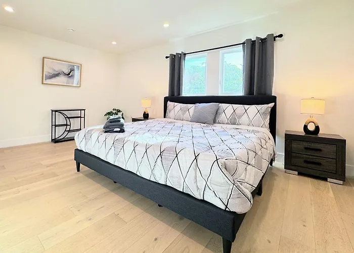 Modern Home In Hip Highland Park - Walk To Shops