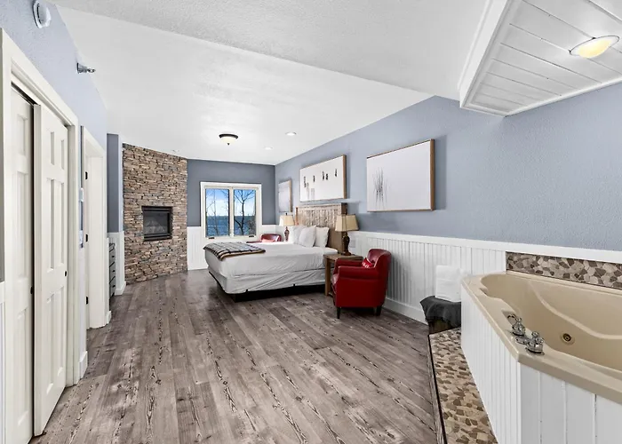 Whispering Pines Lake Views 1Br King Suite