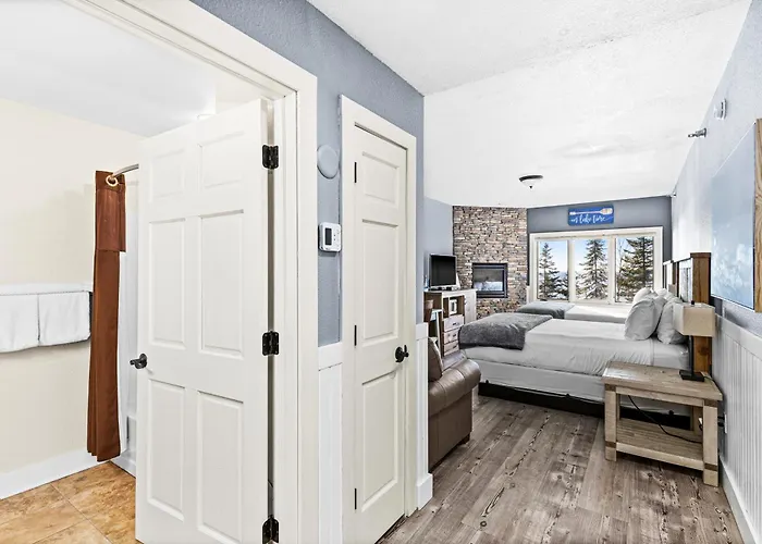 Whispering Pines Lake Views King Suite, 2 Queen Beds, Kitchen And Heated Pools