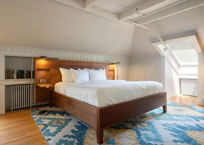 Oakhurst Inn At The University