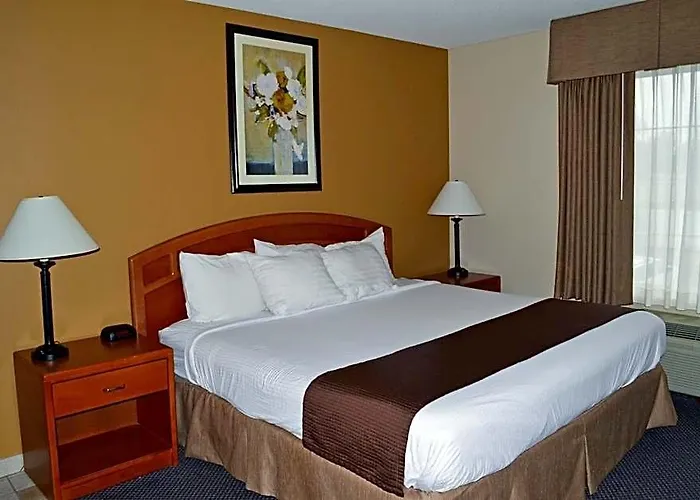 Paola Inn And Suites