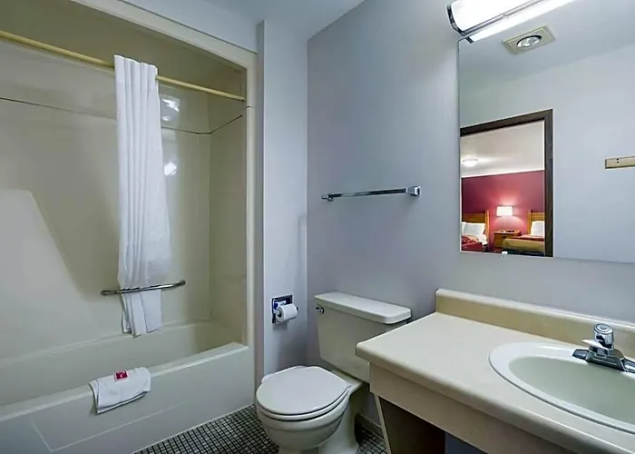 Econo Lodge Inn & Suites Escanaba North
