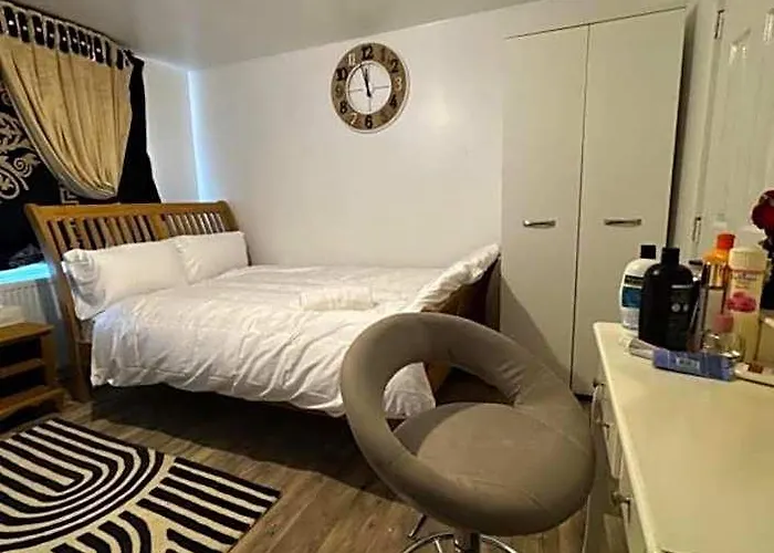 Oyo Unique Guestroom - Farnworth, Easy Access To Bolton