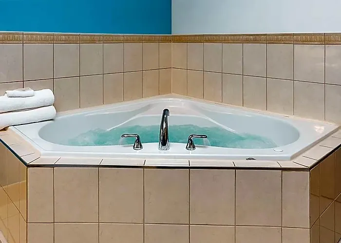 Signature Stay Inn & Suites - Downtown Hamilton
