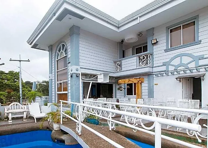 Reddoorz Premium @ The Grand Peninsula Suites