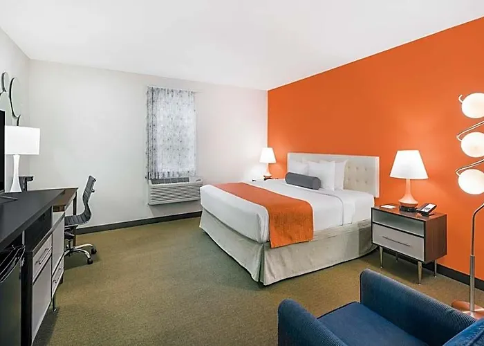 Howard Johnson By Wyndham Quincy
