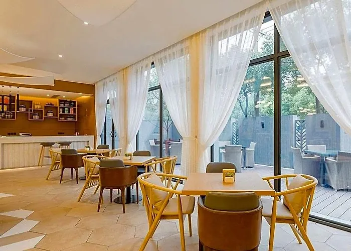 Atour Hotel Maoming High-Speed Railway Station People Square