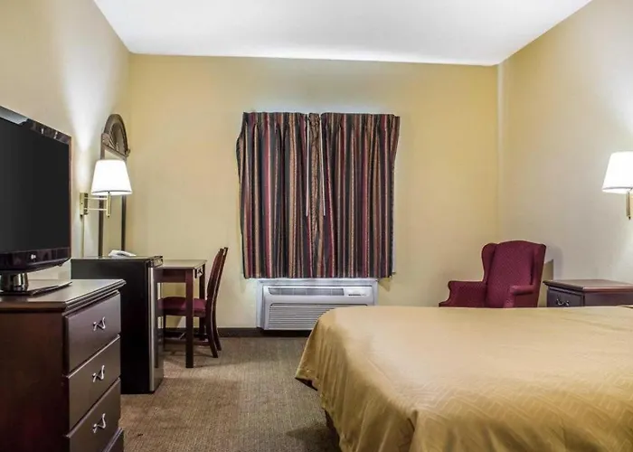 Econo Lodge Inn & Suites North Syracuse Airport