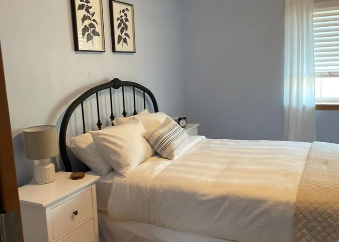 Stunning Executive Townhome In Private Hoa