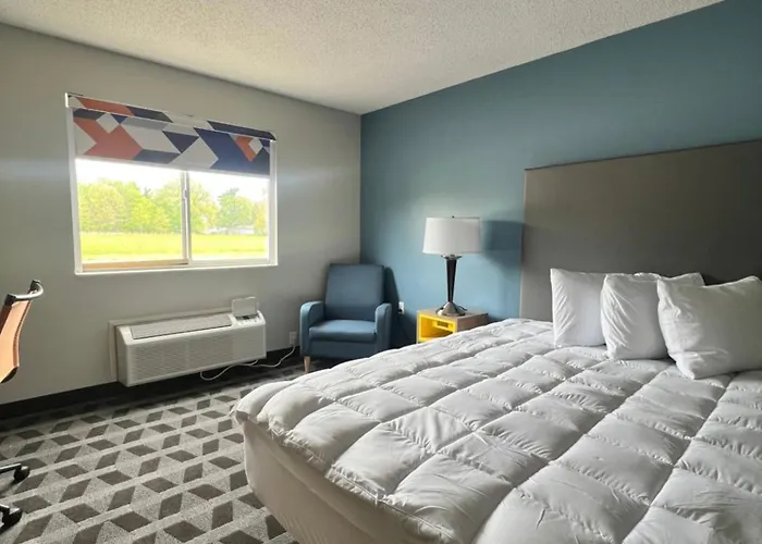 Lakewood Inn & Suites