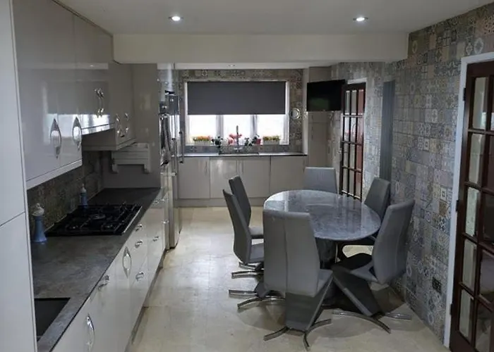 Large Central House Near Heathrow Airport & London With Parking