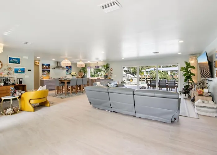 Longboat Key Waterfront - Private Heated Pool With Soaking End & Luxury Hot Tub!