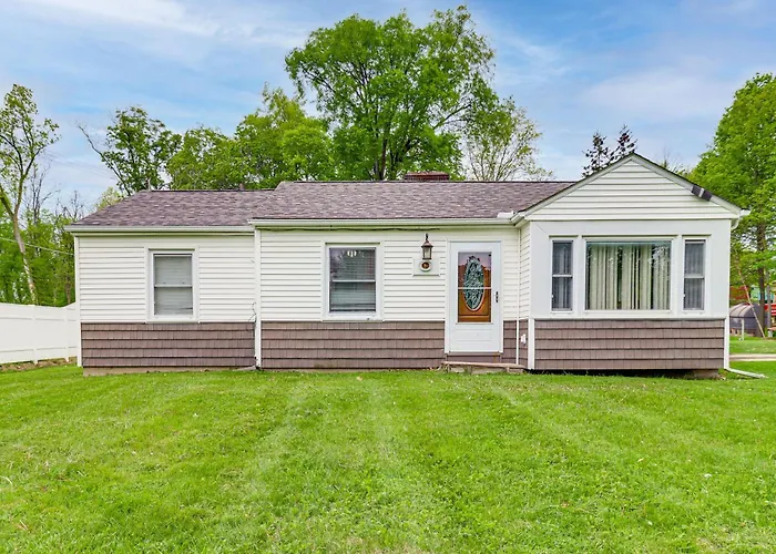 Extended Stay Home W/ Yard In Farmington Hills!