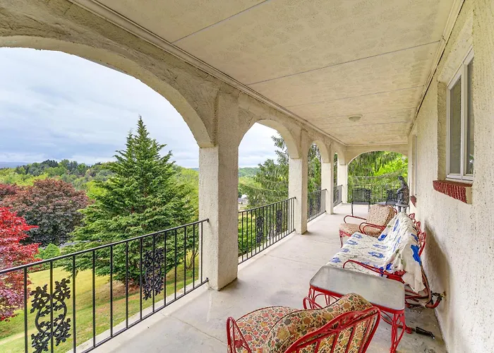 Princeton Mtn-View Estate: Vintage Charm