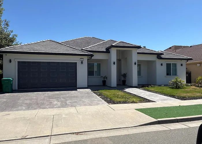 5 Bedroom Custom House For Luxry Living