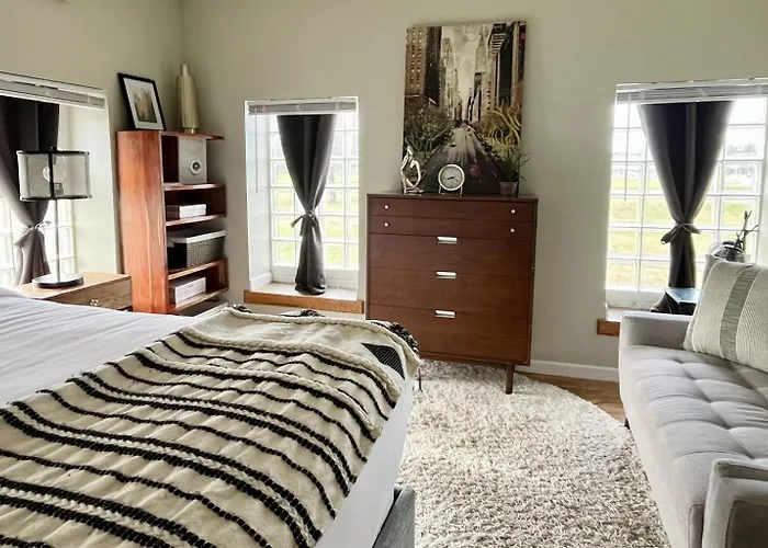 Industrial Loft, Walk To Campus