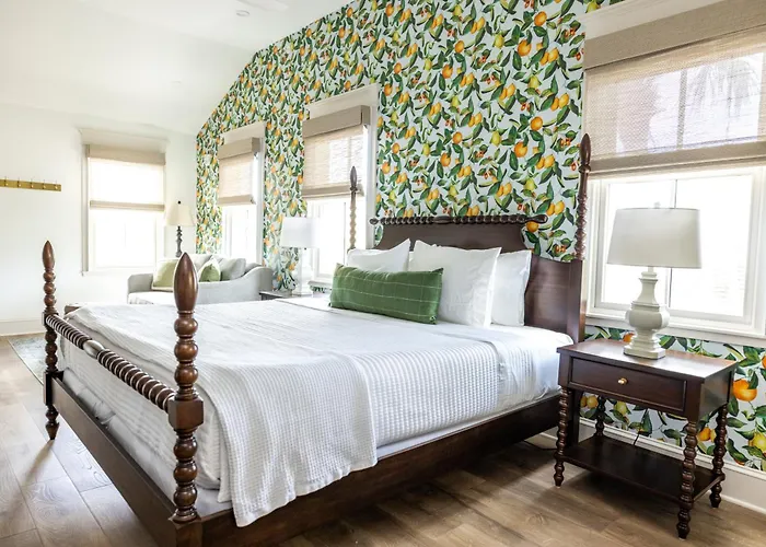Blue Carriage House Downtown Boutique Hotel