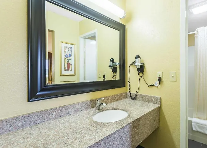 Econo Lodge White Pine Morristown I-81 & I-40 Split