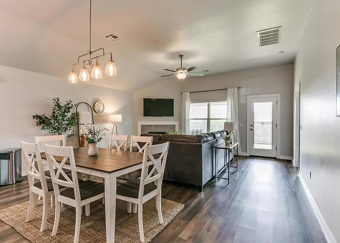 Spacious Furnished 4Br Yukon Home Backyard