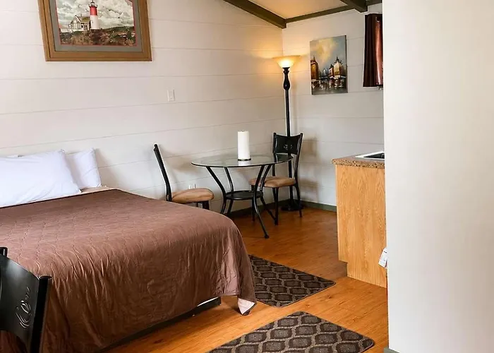 Room 15-1 Queen Suite-Woodland Motor Lodge