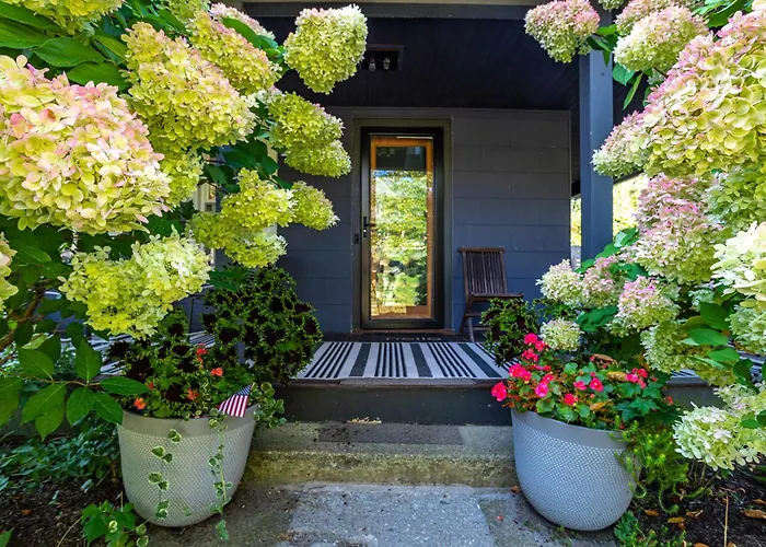 River Cottage - Riverfront Home In Walkable Community