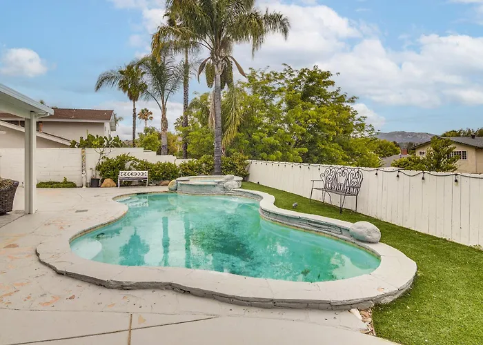 Calabasas Getaway Near Trails, Parks & The 101!