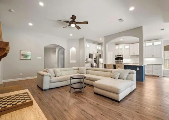 The Woodlands Family Retreat In Creekside