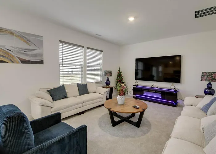 4Br/2.5Ba Greenwood, Indy, Community Pool, Sleeps 8