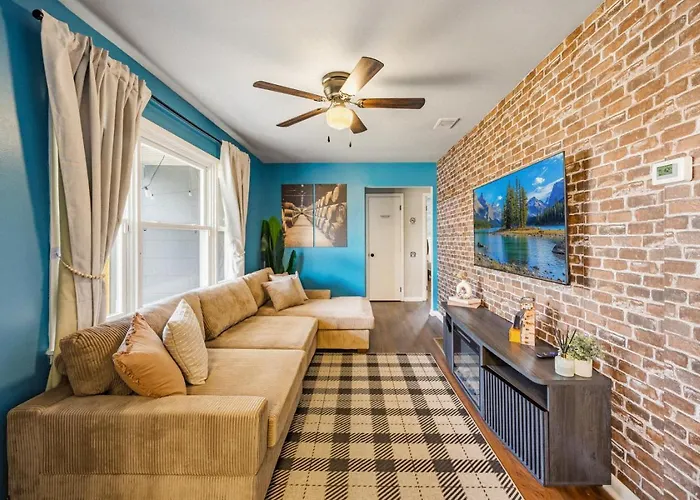 University Stay That Sleeps 10. Game Room, Firepit , And Grill