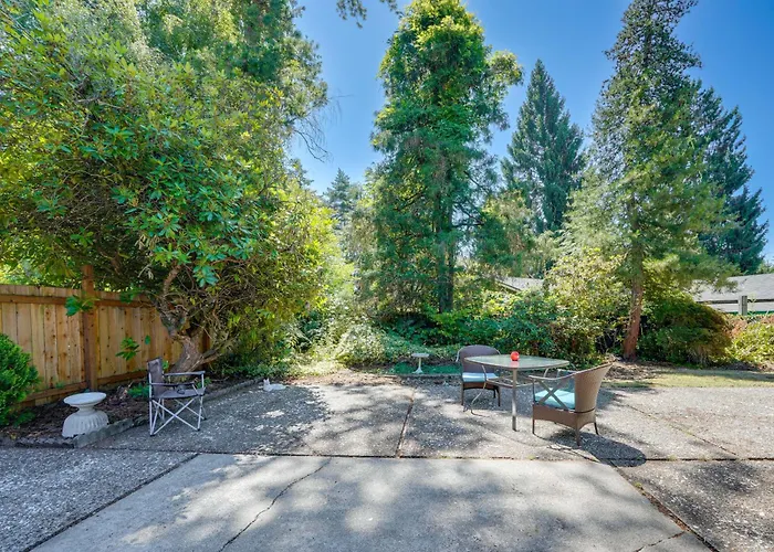Private Yard & Patio! Pet-Friendly Lynnwood Home