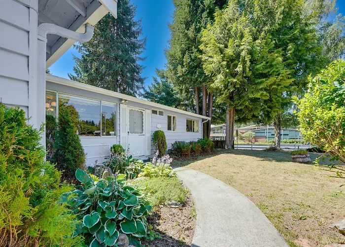 Private Yard & Patio! Pet-Friendly Lynnwood Home