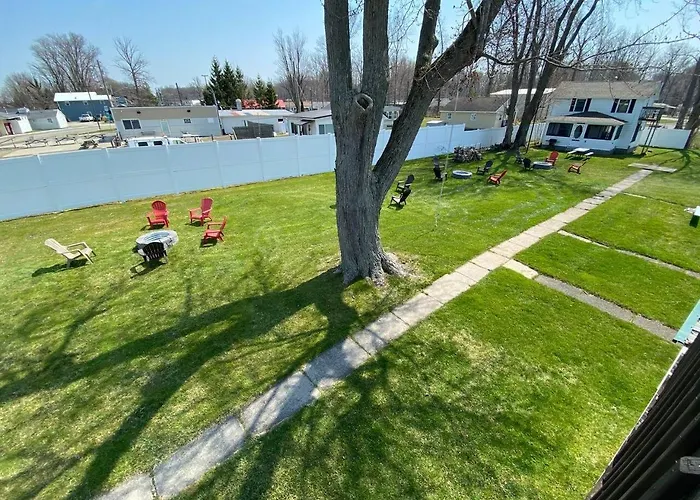 Cottage On Strip With 3 Bds 2 Bas