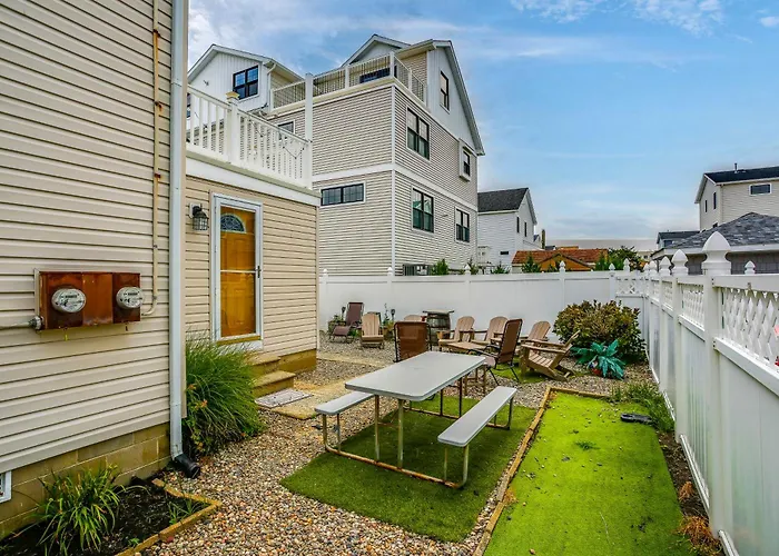 1 1/2 Blocks To Beach! Close To A/C, Casinos